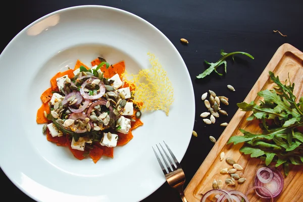페타 치즈와 아름다운 다이어트 샐러드 — 스톡 사진