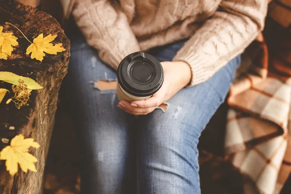 Main de femme avec tasse de café en papier — Photo