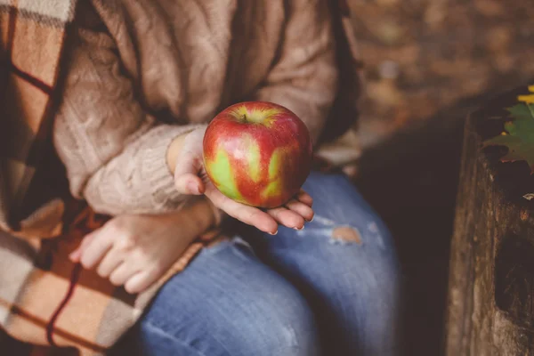 Woman holding ripe red apple — Stok fotoğraf