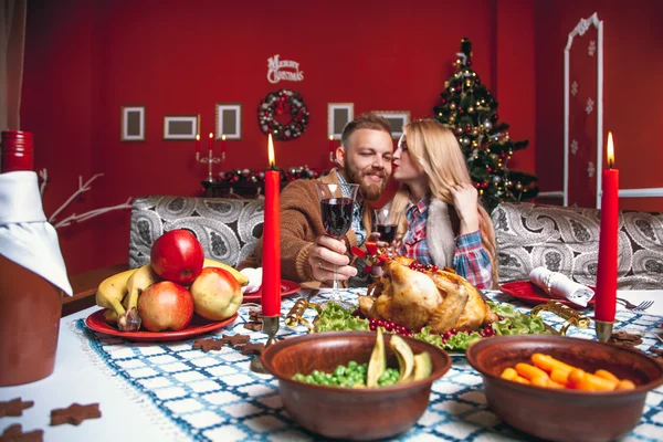 Hermosa pareja en un interior festivo decorado con un árbol de Navidad — Foto de Stock