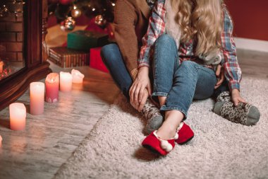 Bir Noel ağacı ile dekore edilmiş bir festival iç güzel Çift