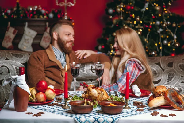 Hermosa pareja en un interior festivo decorado con un árbol de Navidad — Foto de Stock