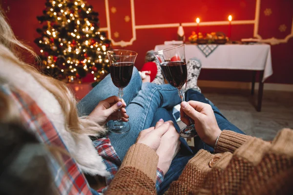 Hermosa pareja en un interior festivo decorado con un árbol de Navidad — Foto de Stock