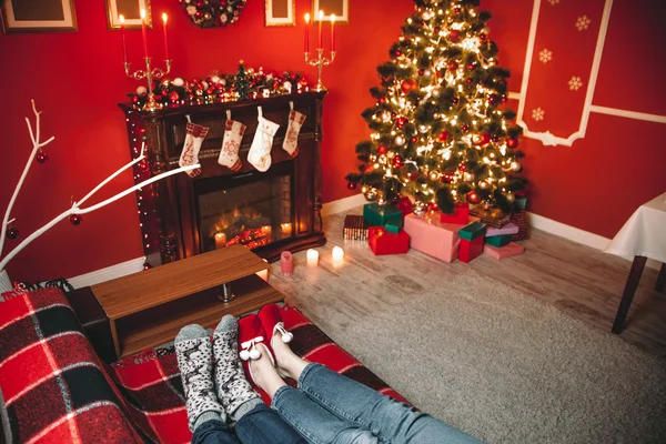 Hermosa pareja en un interior festivo decorado con un árbol de Navidad — Foto de Stock