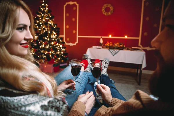 Beautiful couple in a decorated festive interior with a Christmas tree — Φωτογραφία Αρχείου