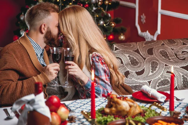 Hermosa pareja en un interior festivo decorado con un árbol de Navidad — Foto de Stock