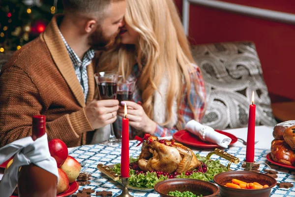 Hermosa pareja en un interior festivo decorado con un árbol de Navidad — Foto de Stock