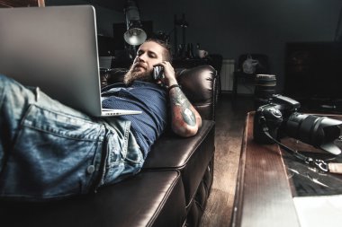 Onun ofisinde çalışan adam 