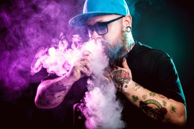 Güneş gözlüğü vaping sakallı adam