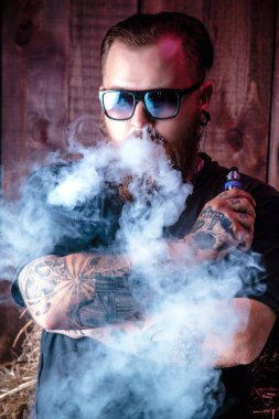 Güneş gözlüğü vaping sakallı adam