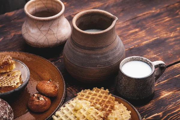 Keramische kruik met melk en honingraat — Stockfoto