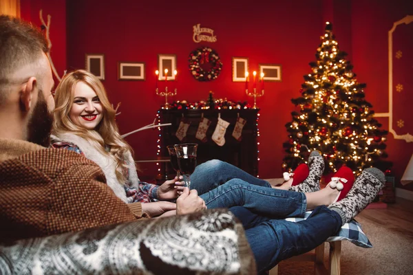 Aşık Noel oda içinde birkaç — Stok fotoğraf