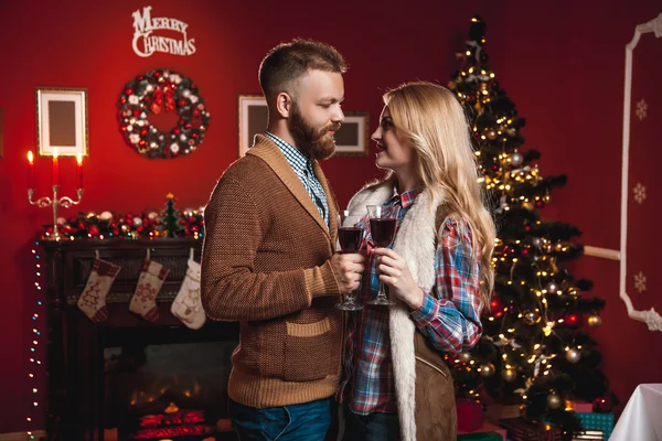 Pareja de amantes en la sala de Navidad — Foto de Stock