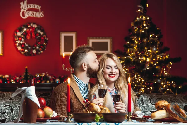 Pareja de amantes en la sala de Navidad — Foto de Stock