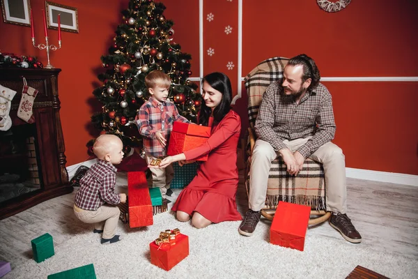 Retrato familiar de Navidad en casa — Foto de Stock