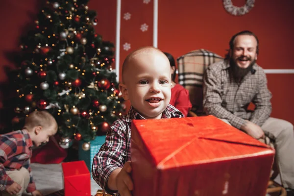 Jul familjens porträtt hemma — Stockfoto