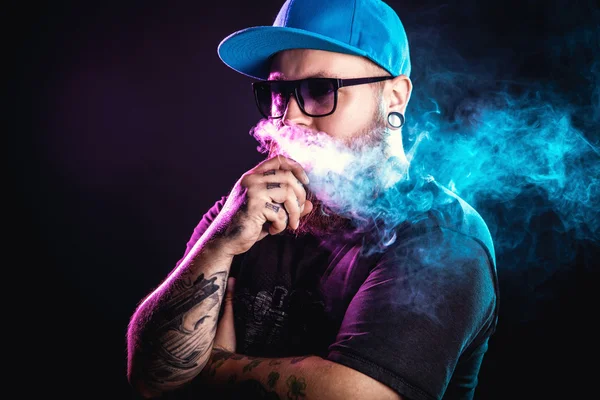 Güneş gözlüğü vaping sakallı adam
