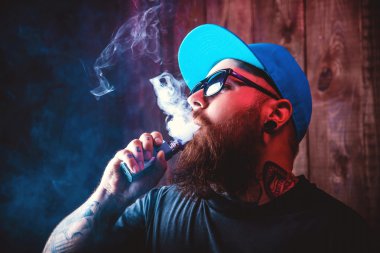 Güneş gözlüğü vaping sakallı adam