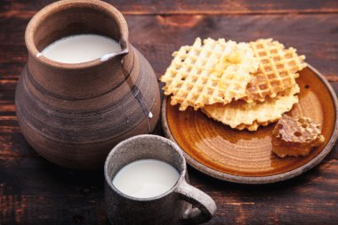 süt ve petek ile seramik sürahi