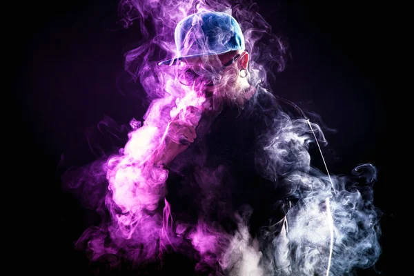 Güneş gözlüğü vaping sakallı adam