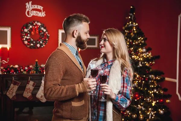 Pareja de amantes en la sala de Navidad — Foto de Stock