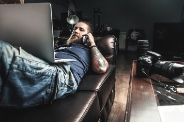 Onun ofisinde çalışan adam 