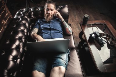 Onun ofisinde çalışan adam 