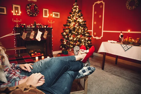 Pareja de amantes en la sala de Navidad — Foto de Stock