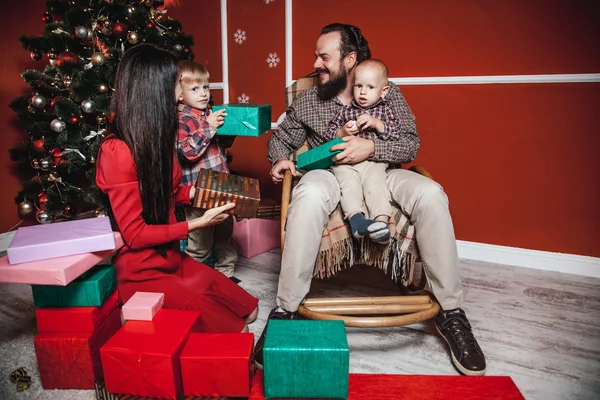 Retrato familiar de Navidad en casa — Foto de Stock