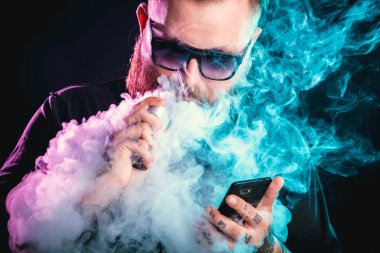 Güneş gözlüğü vaping sakallı adam