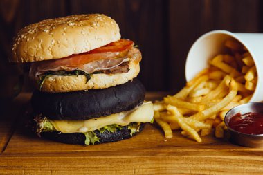 ketçap ve burger patates kızartması 