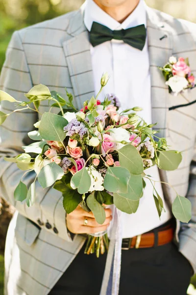 Marié tenir beau bouquet de mariage — Photo