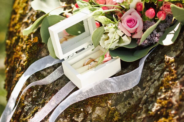 Buquê bonito e original de flores e anéis de casamento — Fotografia de Stock