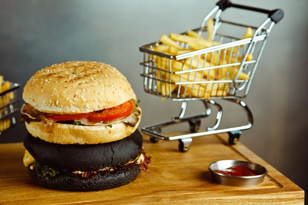 Papas fritas fritas frescas con ketchup y hamburguesa —  Fotos de Stock