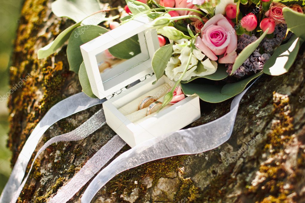 Original Et Beau Bouquet De Fleurs Et Les Anneaux De Mariage