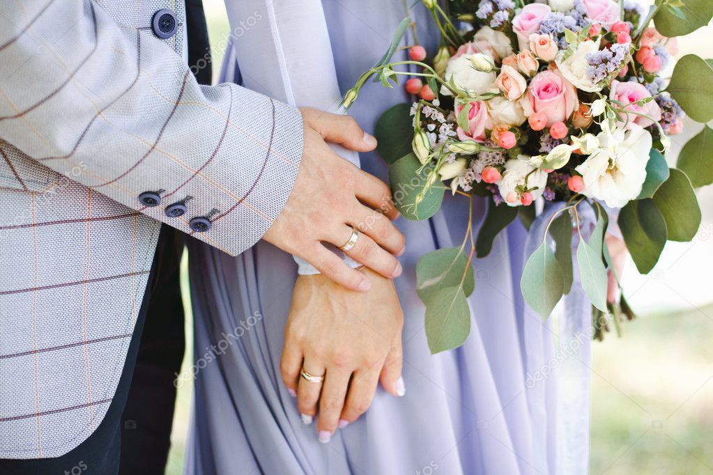 Original Bouquet De Fleurs Dans Les Mains De La Jeune Fille