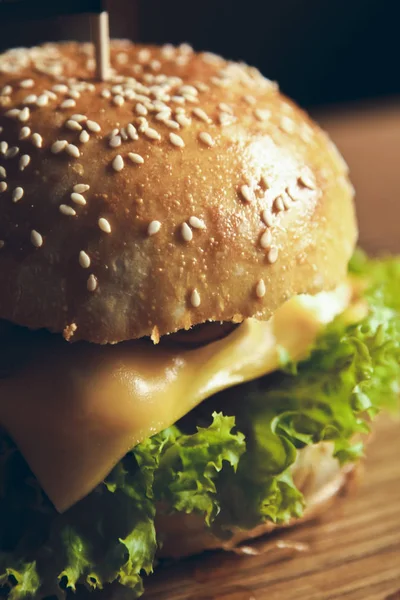 Leckerer und appetitanregender Hamburger — Stockfoto