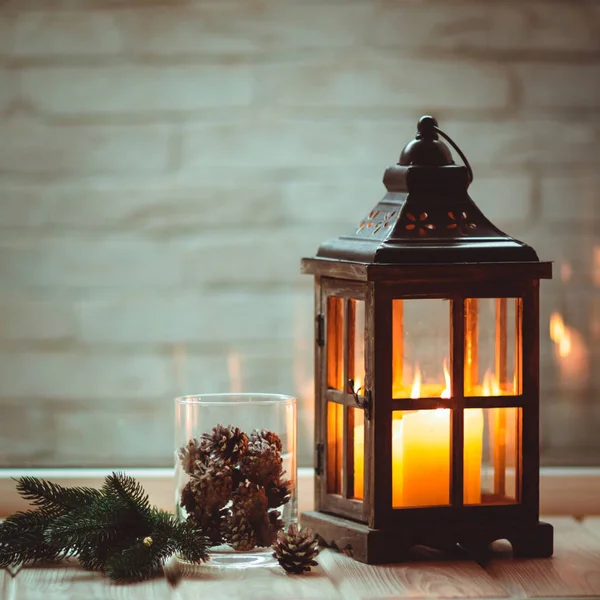 Kerst lantaarn met kaarsen — Stockfoto