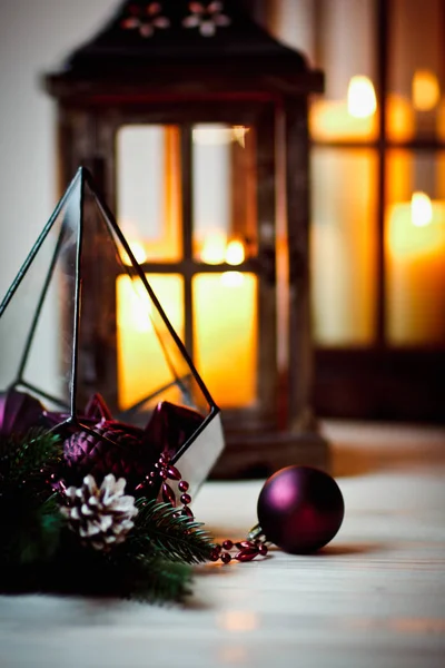 Lanterne natalizie con candele — Foto Stock