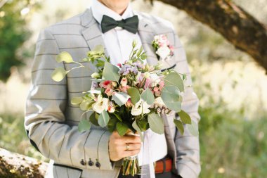 Düğün buketi elinde.