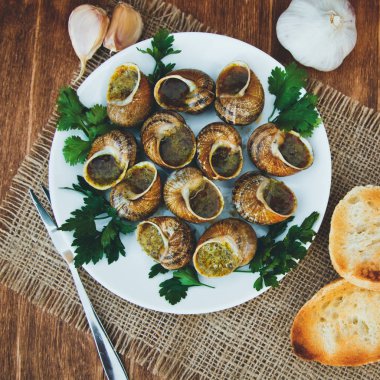 Salyangoz otlar tereyağı ile