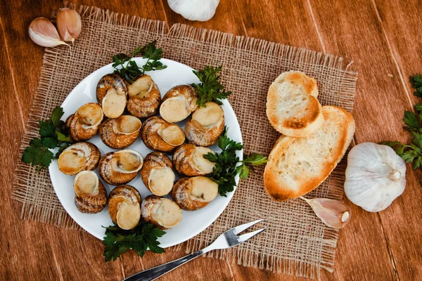 Schnecken mit Kräuterbutter — Stockfoto