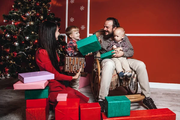 Noel aile portresi evde tatil salonunda. — Stok fotoğraf