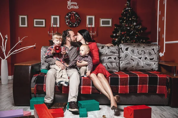 Kerst familieportret in huis vakantie woonkamer — Stockfoto