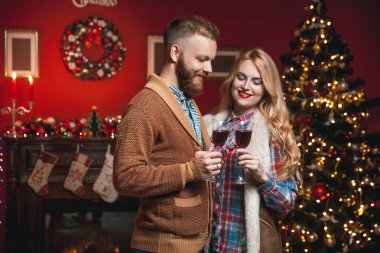 Çift holding kadeh şarap 