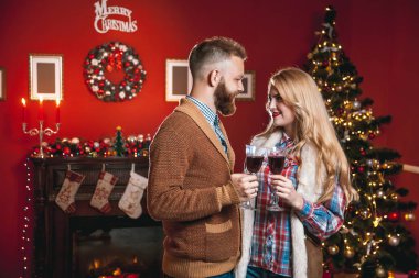 Çift holding kadeh şarap 