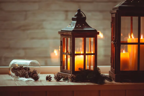 Lanterne natalizie con candele — Foto Stock
