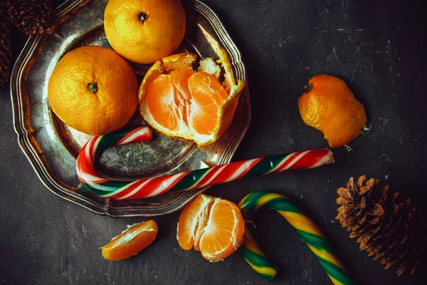Mandarini in vassoio metallico — Foto Stock