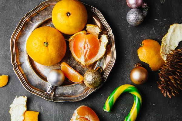 Mandarinas en bandeja metálica —  Fotos de Stock