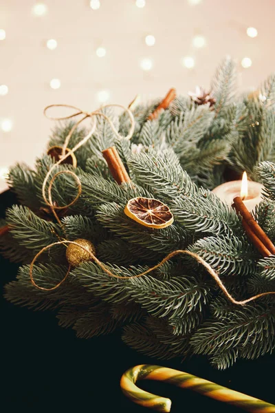 Fondo de Navidad con vela encendida — Foto de Stock